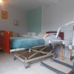 CHAMBRE PMR AVEC LIT MEDICALISE