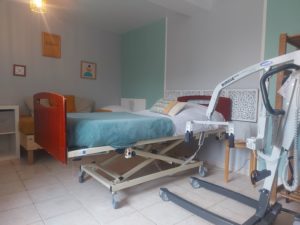 CHAMBRE PMR AVEC LIT MEDICALISE